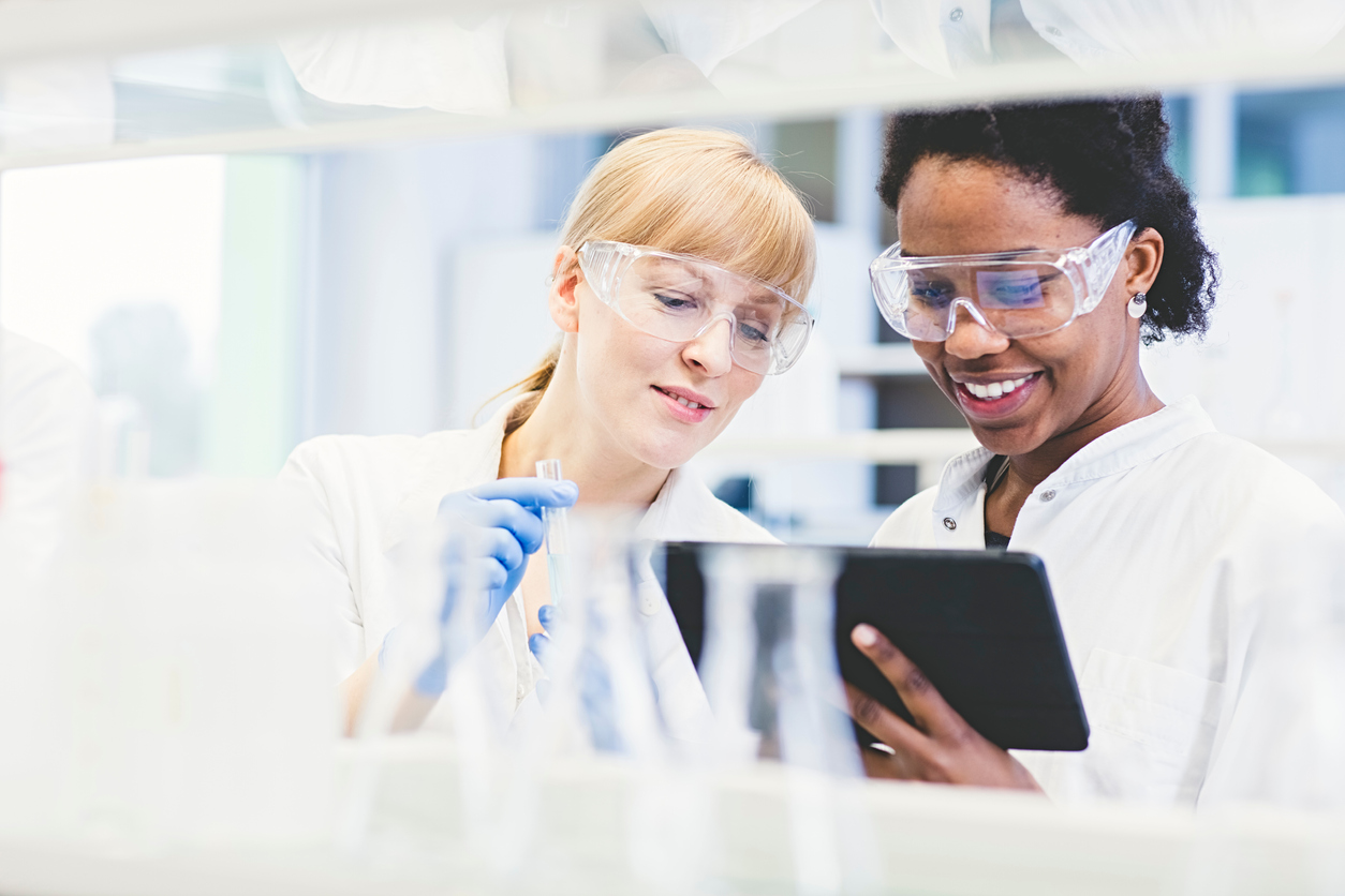 Lab technicians accessing the BD MAX™ Simplified Protocol through the BD MAX™ Club.