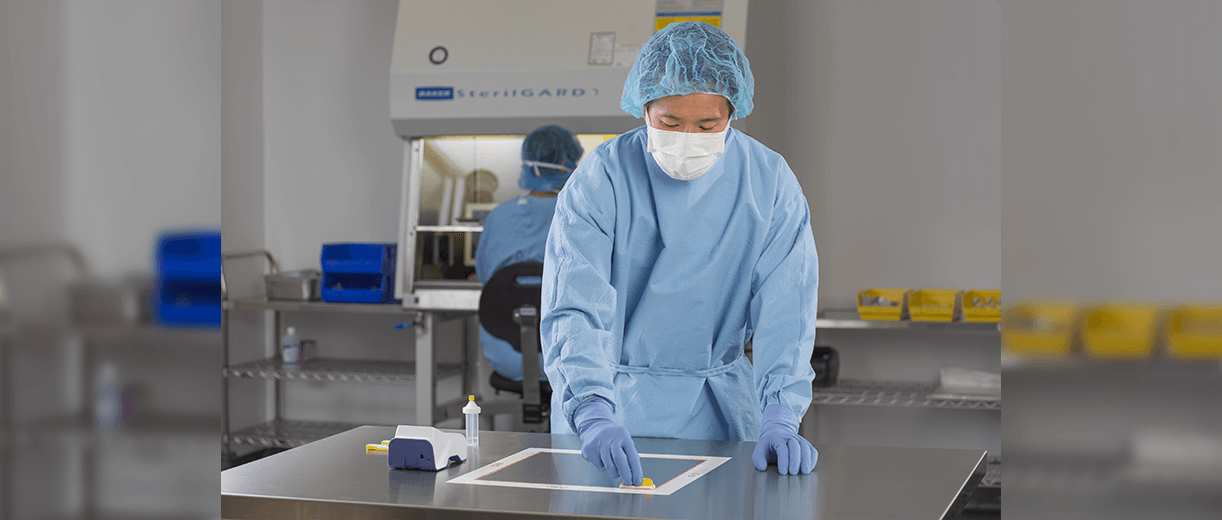 Operatore sanitario che esegue un test di pulizia per rilevare la contaminazione pericolosa della superficie del farmaco