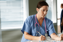 Un operatore sanitario che esamina un dispositivo medico, interessato dall'MDR