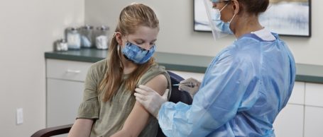 Anwendung einer BD Emerald™-Spritze bei einer Patientin