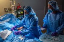 Ein Gefäßzugangsteam (VAT) führt einen intravenösen Katheter bei einem Patienten ein.