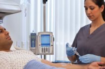 Paziente con catetere venoso periferico inserito da un'infermiera che utilizza un bundle di gestione del CVP