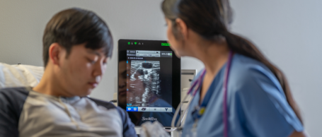 Medizinische Fachkraft bei einer ultraschallgeführten Katheteranlage bei einem Patienten mit schwierigem IV-Zugang.