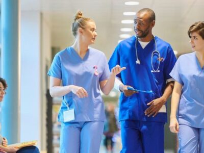 Des infirmiers évoquent le pouvoir économique des soins lors de la Journée internationale des infirmiers