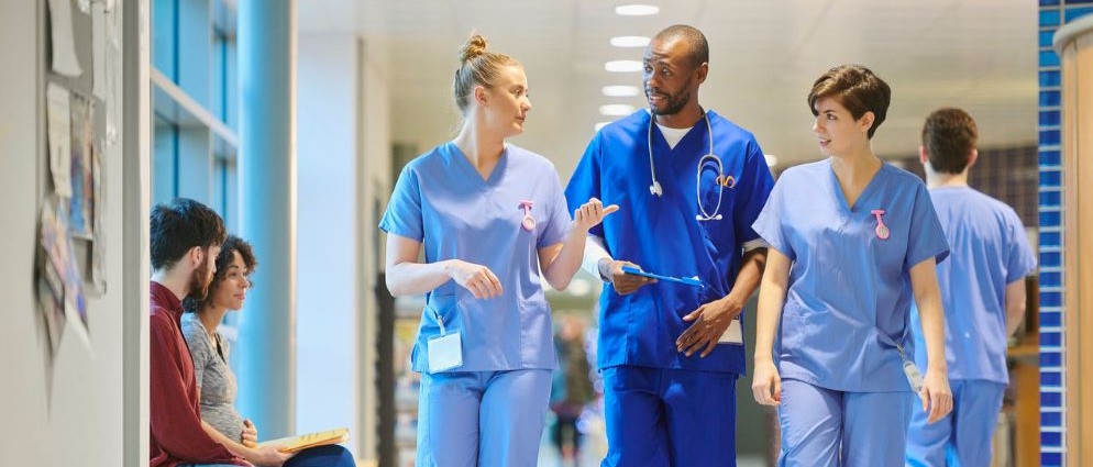 Des infirmiers évoquent le pouvoir économique des soins lors de la Journée internationale des infirmiers