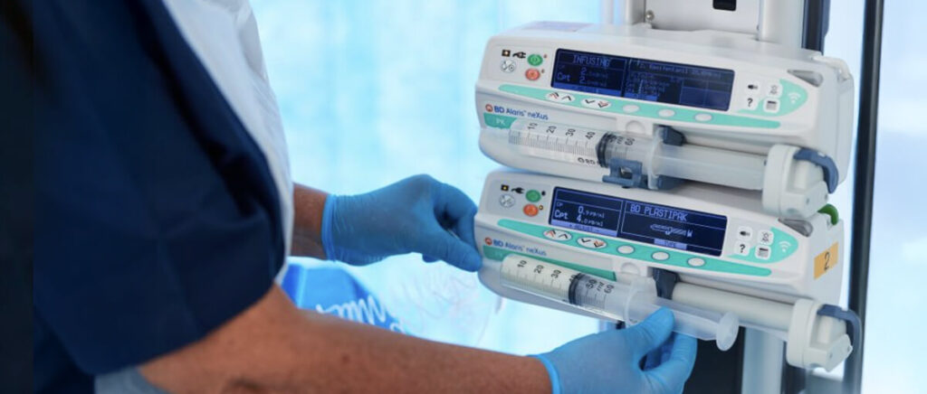 Système de pousse-seringue utilisé pour la perfusion médicamenteuse intraveineuse.