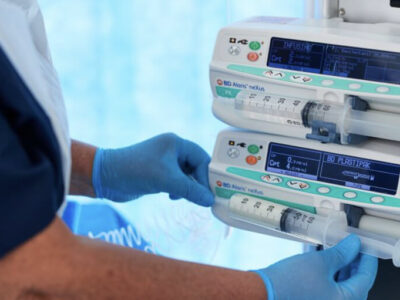 Système de pousse-seringue utilisé pour la perfusion médicamenteuse intraveineuse.